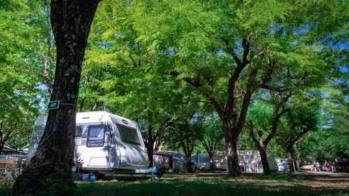 Emplacement - Forfait Emplacement Pour Tente, Caravane Ou Camping Car + 1 Voiture - image n°6 - Camping le Pontet - ARDECHE