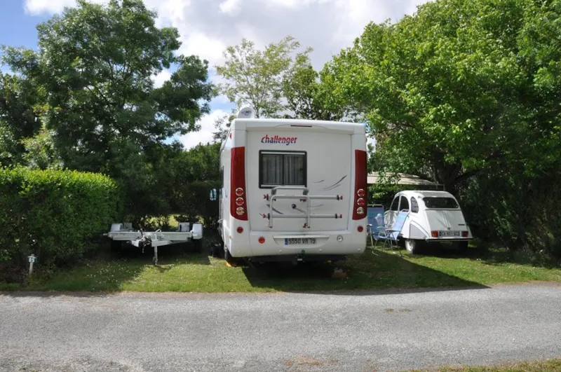 Forfait Confort (1 Tente, Caravane Ou Camping-Car / 1 Voiture / Électricité 6A)