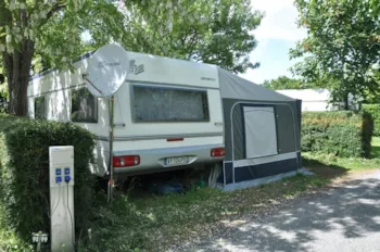 Stellplatz - Stellplatz Confort (Zelt, Wohnwagen, Wohnmobil / 1 Auto / Strom 6A) - Flower Camping L'Abri-Côtier