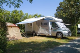 Emplacement - Forfait Confort (1 Tente, Caravane Ou Camping-Car / 1 Voiture / Électricité 16A) - Flower Camping L'Abri-Côtier