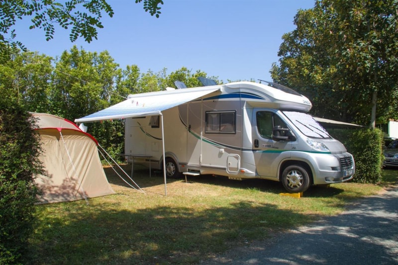Piazzola Confort (tenda, roulotte, camper / 1 auto / Elettricità 16A)
