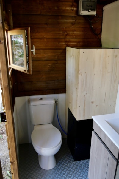 Premium package: Private sanitary facilities + kitchenette (16A and TV access) — 5