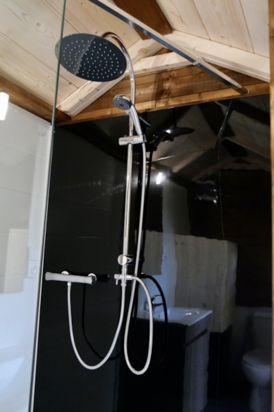 Premium package: Private sanitary facilities + kitchenette (16A and TV access) — 4