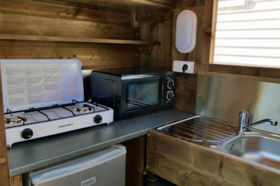 Premium package: Private sanitary facilities + kitchenette (16A and TV access) — 2