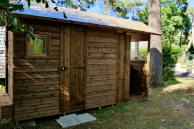 Premium package: Private sanitary facilities + kitchenette (16A and TV access) — 1