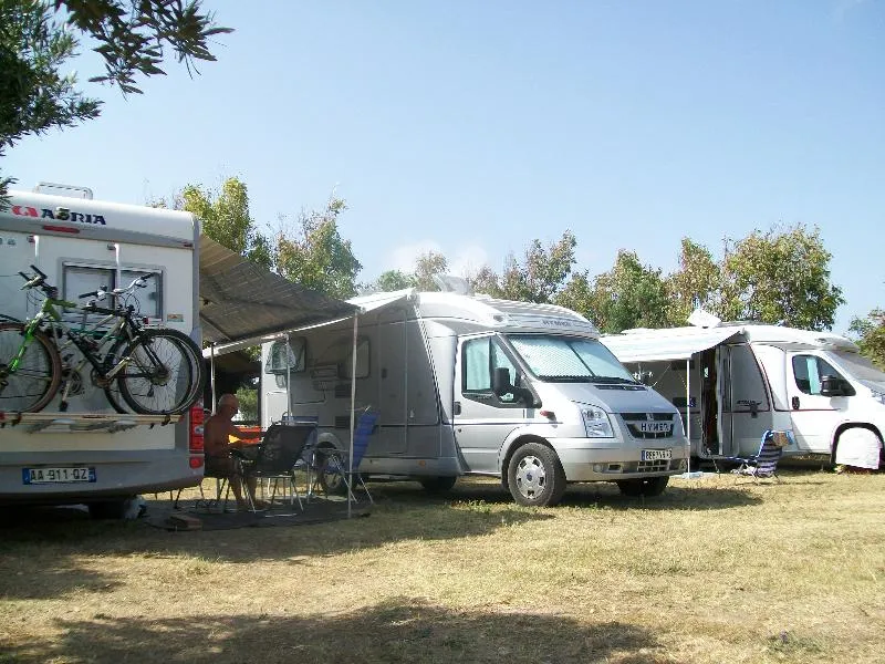 Emplacements Camper - Caravane + Voiture Inclus - Aircamping, 2 Personnes Incluses