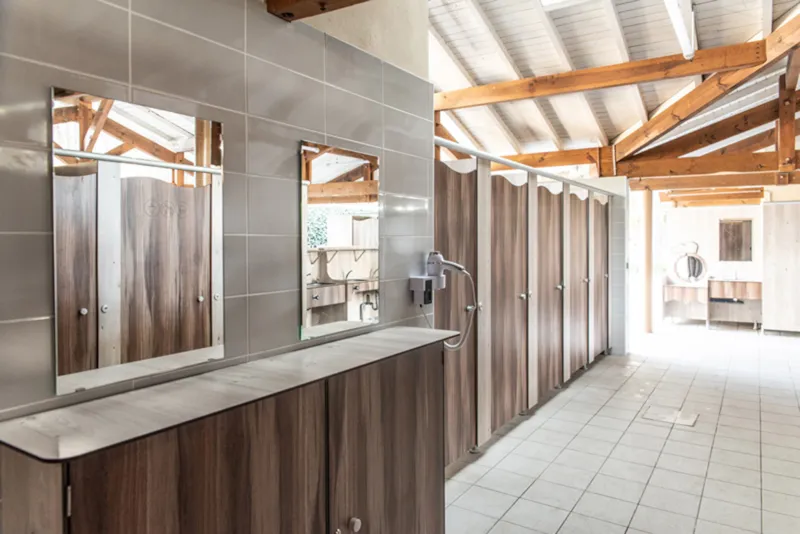 Emplacement Avec Électricité + Eau + Évacuation / D