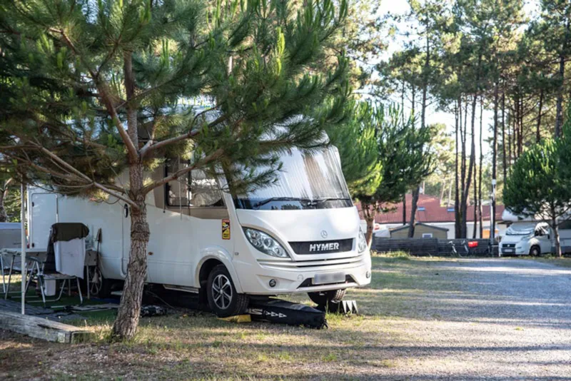 Emplacement Avec Électricité + Eau + Évacuation / D