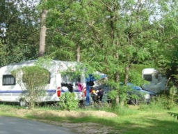 Emplacement - Emplacement Xl Pour 2 Familles  > 150 M² Caravane/ Tente /Camping-Car + 1 Véhicule Et 2 Pers Incluses - Camping Les Pins