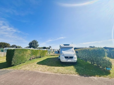 COMFORT PACKAGE: Pitch + 2 people + electricity — 2