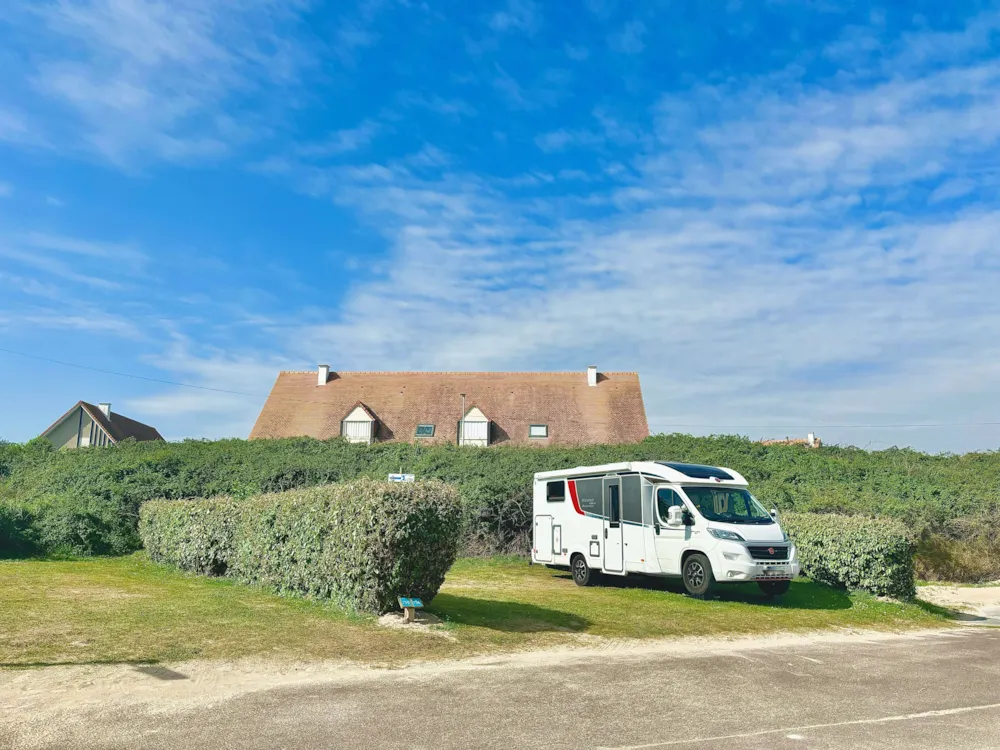 Emplacement - Forfait Confort : Emplacement + 2 Pers + Électricité - Camping Seasonova Le Point du Jour