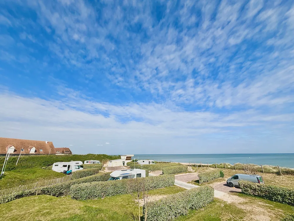 Emplacement - Forfait Confort Bord De Mer - 2Pers, Électricité, 1 Véhicule - Camping Seasonova Le Point du Jour