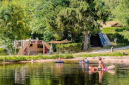 Kampeerplaats(en) - Basisprijs Comfortplaats (1 Tent, Caravan Of Camper / 1 Auto / Elektriciteit 10A) - Flower Camping LA STENIOLE