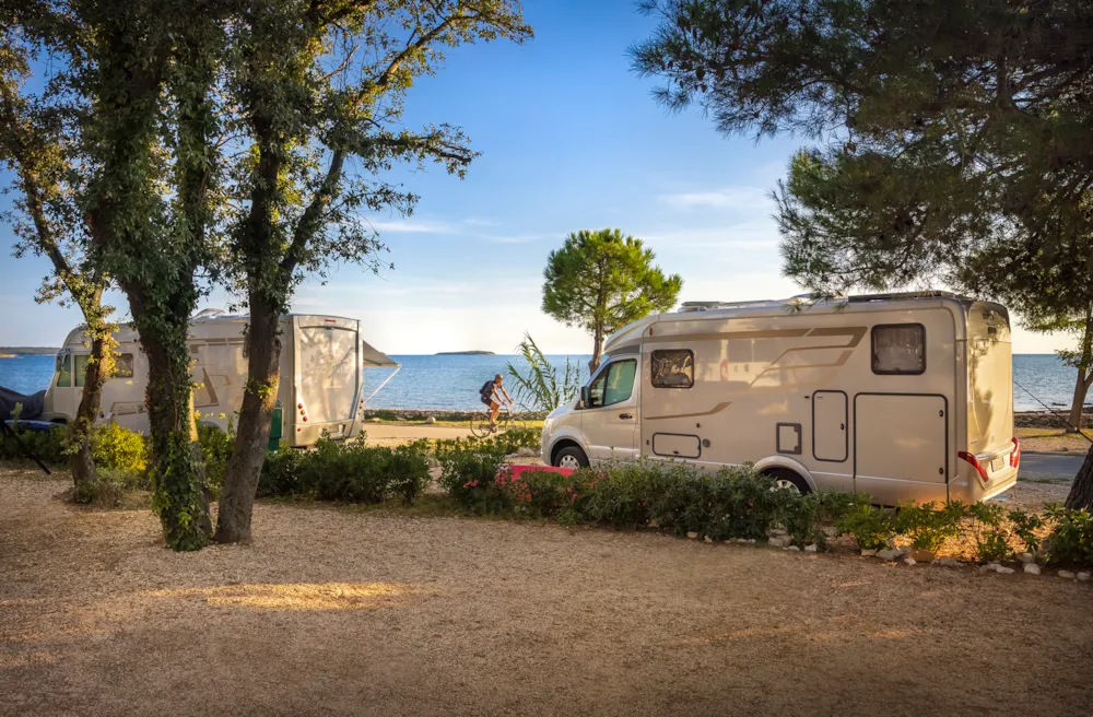 Stellplatz - Stellplatz Premium Meer - Maistra Camping Polari