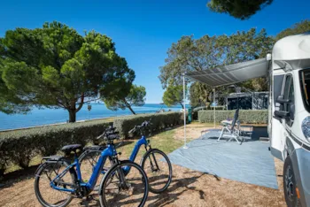 Stellplatz - Stellplatz Deluxe Meer - Maistra Camping Valkanela