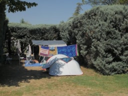 Kampeerplaats(en) - Comfortpakket - Standplaats Met Elektriciteit + Voertuig - Flower Camping Les Paillotes en Ardèche