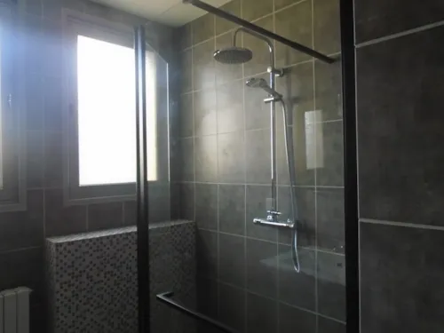 Location - Gîte Les Oliviers 80M² Premium (2Ch - 8Pers) + Lv + Terrasse + Jardin - image n°10 - Camping Les Paillotes en Ardèche