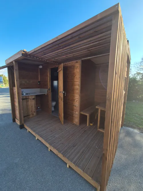 Emplacement - Forfait Premium Avec Sanitaire Individuel Et Coin Cuisine - image n°3 - Camping Les Paillotes en Ardèche