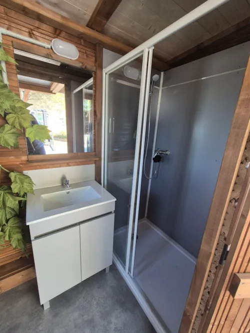 Emplacement - Forfait Premium Avec Sanitaire Individuel Et Coin Cuisine - image n°4 - Camping Les Paillotes en Ardèche