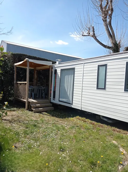 Location - Mobil-Home Family 32M² Premium (3Ch - 7Pers.) + Clim + Lv + Terrasse Couverte - image n°3 - Camping Les Paillotes en Ardèche