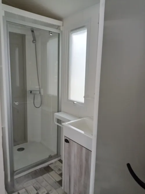 Accommodation - Mobile Home 30M² Comfort (2 Bedrooms - 5 People) + Air Conditioning + Covered Terrace - image n°3 - Camping Les Paillotes en Ardèche