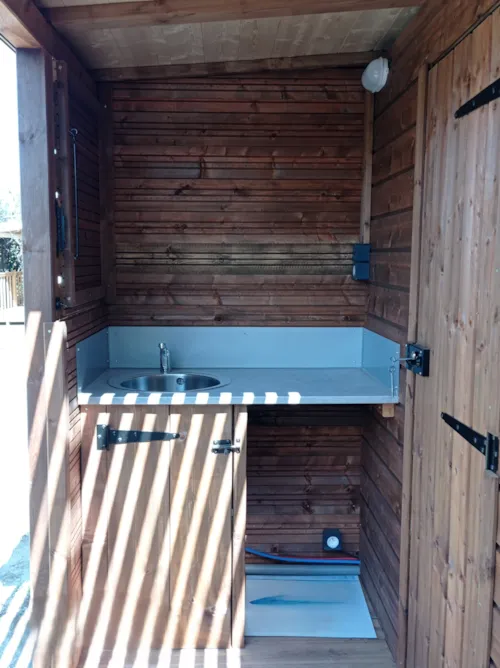 Emplacement - Forfait Premium Avec Sanitaire Individuel Et Coin Cuisine - image n°5 - Camping Les Paillotes en Ardèche
