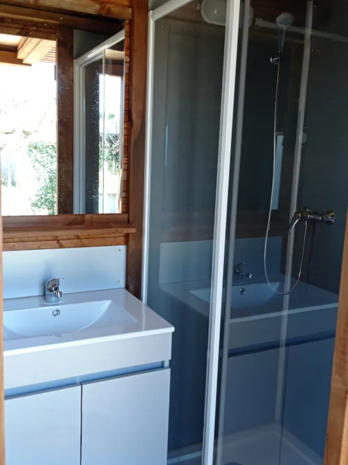 Emplacement - Forfait Premium Avec Sanitaire Individuel Et Coin Cuisine - image n°9 - Camping Les Paillotes en Ardèche