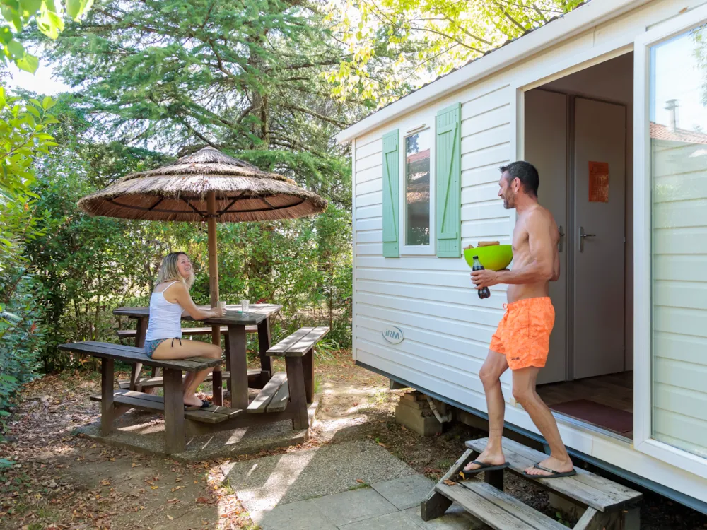 Mietunterkunft - Mobilheim 24M² Standard (2 Schlafzimmer - 4 Personen) + Strohhütte Im Freien - Flower Camping Les Paillotes en Ardèche
