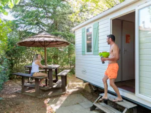  - Mobile home 24m² Standard (2 bedrooms - 4 people) + Outdoor straw hut - Camping Les Paillotes en Ardèche