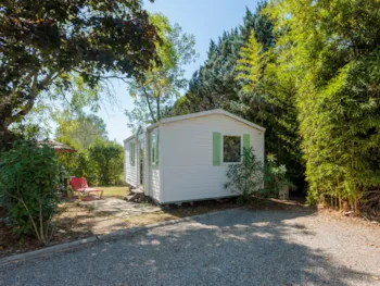Mietunterkunft - Mobilheim 27,5 M² Standard (2 Schlafzimmer – 4/6 Personen) + Klimaanlage + Außenhütte - Camping Les Paillotes en Ardèche