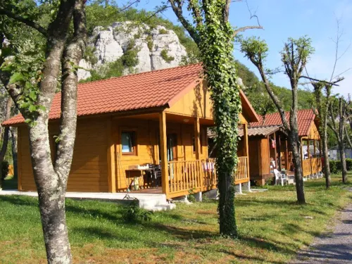 Mietunterkunft - Chalet 5 Personen 2 Schlafzimmer Klimatisiert Samstag/Samstag - image n°1 - Camping les Actinidias