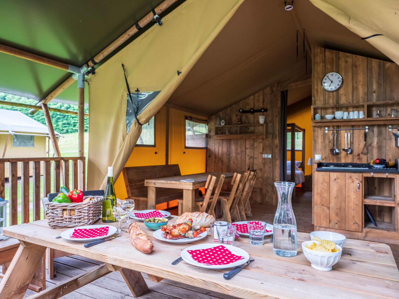 Location - Tente Lodge Safari + 50 M² Avec Terrasse - 2 Chambres - Camping Le Domaine Du Buisson