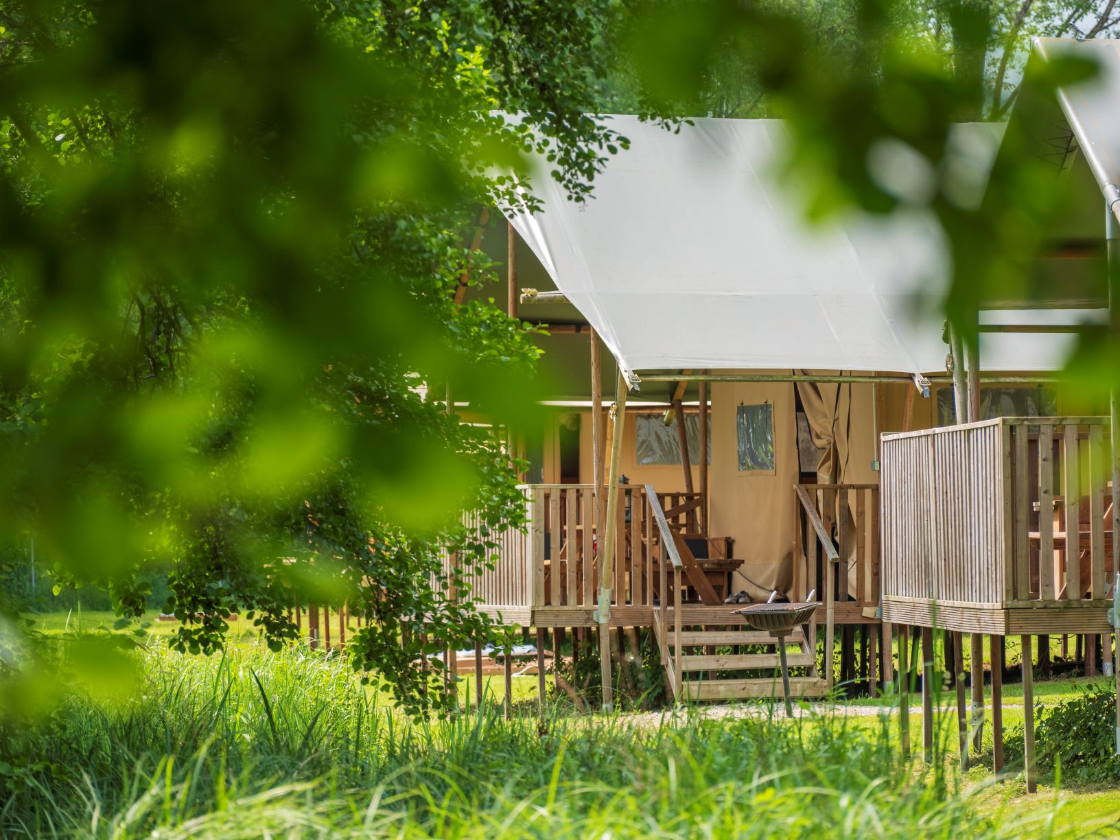 Location - Tente Lodge Safari - 47M2 - 2 Chambres - Camping du Buisson