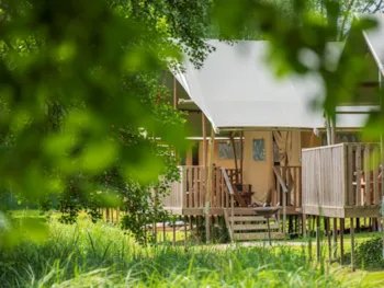 Mietunterkunft - Zelt Lodge Safari + 47M² + Terrasse - 2 Zimmer - Camping du Buisson