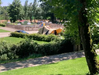 Stellplatz - Stellplatz Premium + Auto + Zelt/Wohnwagen Oder Wohnmobil + Strom - Camping du Buisson