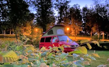 Stellplatz - Stellplatz Confort: Auto + Zelt/Wohnwagen Oder Wohnmobil + Strom - Camping du Buisson