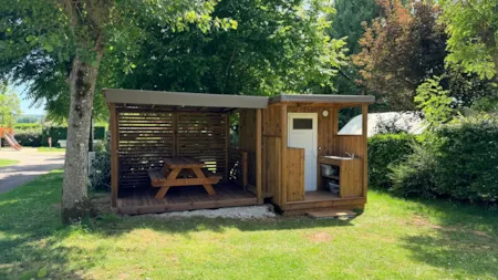 Kampeerplaats(en) - Premium Freecamp-Arrangement - Staanplaats Met Eigen Douche En Sanitair - Flower Camping Le Tiradou