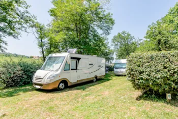 Stellplatz - Pitch 3 Umbrellas | 100M² | With Electricity - - Camping Marvilla Parks  - Camping Saint Avit Loisirs