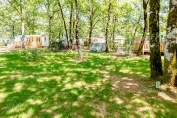 Stellplatz - Pitch 4 Umbrellas | 120M² | Water Access + Electricity - - Camping Marvilla Parks  - Camping Saint Avit Loisirs