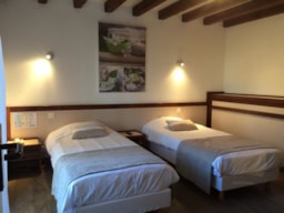 Kamer - Bedroom 3 Single Beds | 26M² | Tv - - Homair-Marvilla - Camping Saint Avit Loisirs