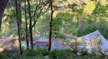 Stellplatz - Confort Prime – 10 A Stromanschluss Und Kühlschrank Inklusive - Camping L'Orée de Provence (Sites & Paysages)