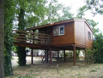 Mietunterkunft - Chalet Auf Stelzen  /  Terrasse / Klimatisiert / Wunderschöne Aussicht Auf Den Park - Camping Universal