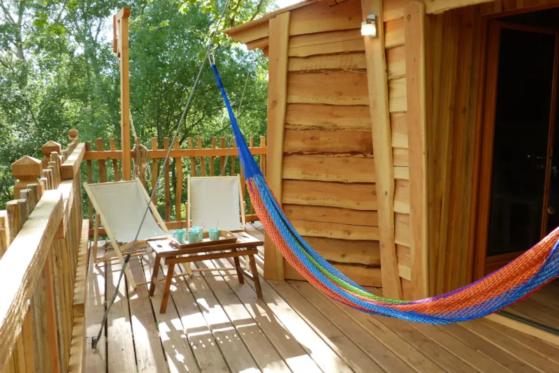 Cabane Perchée Dans Les Arbres
