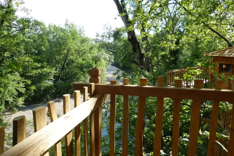 Cabane Perchée Dans Les Arbres