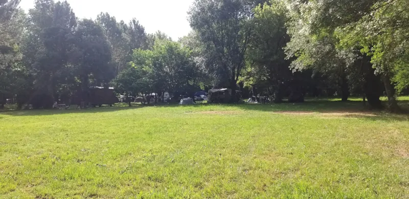 Confort - Emplacement 2 Personnes + Tente Ou Caravane + Electricite 10A + Vehicule