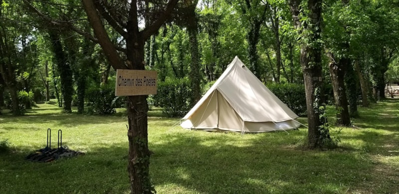 COMFORT - SPACE 2 personen + TENT of CARAVAN + ELECTRICITEIT10A + VOERTUIG