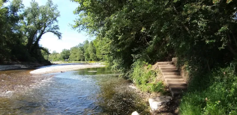 Bord De Riviere / Emplacement Confort / 2 Pers + Tente Ou Caravane+ Electricite 10A + Véhicule