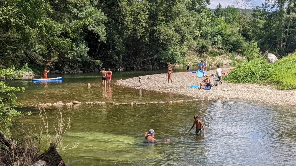 Emplacement - Bord De Riviere / Emplacement Confort / 2 Pers + Tente Ou Caravane+ Electricite 10A + Véhicule - Camping Universal