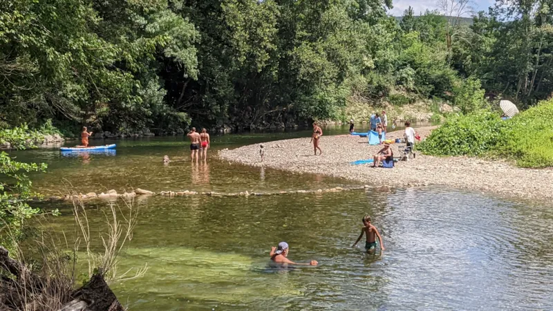Bord De Riviere / Emplacement Confort / 2 Pers + Tente Ou Caravane+ Electricite 10A + Véhicule