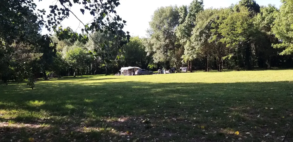 Emplacement - Nature - Emplacement  2Pers + Tente     Sans Électricité - Camping Universal